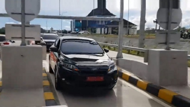 Mobil dinas Bupati Lebak Iti Octavia Jayabaya melintas perdana di Tol Serang