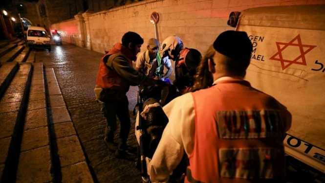 Tim medis memberikan pertolongan korban penembakan di Kota Tua Yerusalem