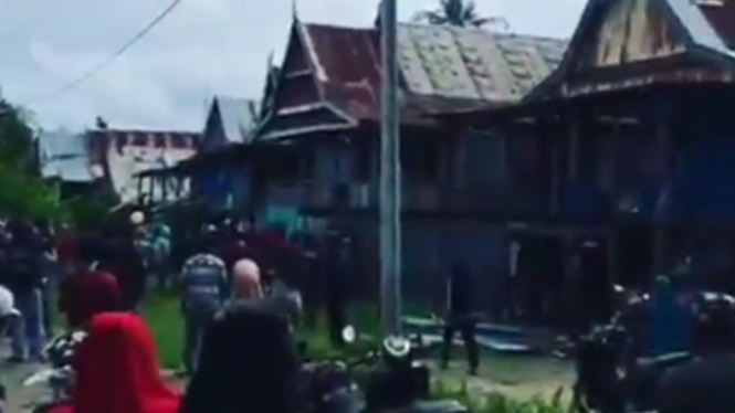 Viral Rumah Warga Dibongkar Gara Beda Pilihan di Pilkades