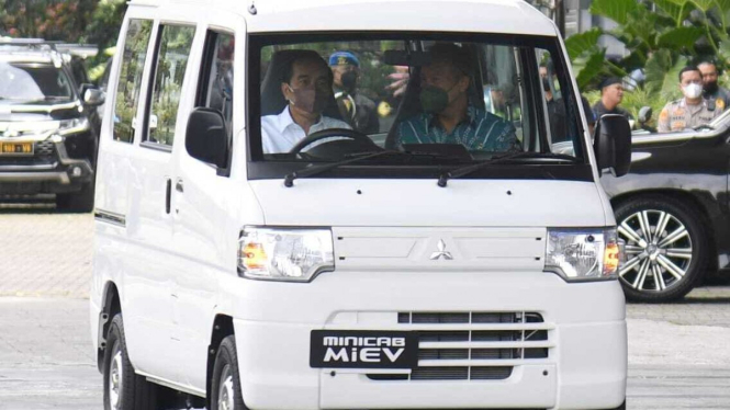 Presiden Jokowi jajal Minicab MiEV di GIIAS 2021