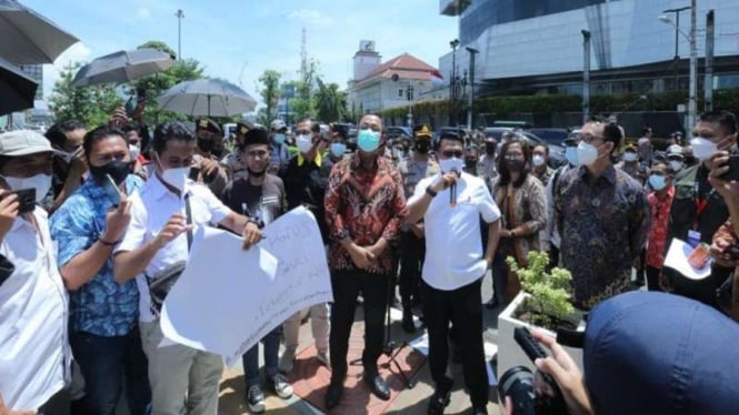 Kepala Staf Kepresidenan Moeldoko temui pengunjuk rasa Aksi Kamisan di Semarang