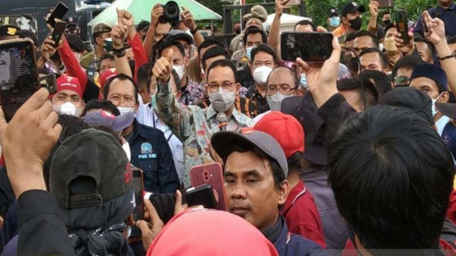 Gubernur DKI Jakarta Anies Baswedan (menacungjan jempol)