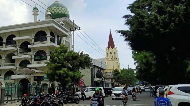 Bangunan Masjid Agung Jami dan Gereja GPIB Immanuel di Kota Malang berdampingan.