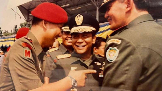 VIVA Militer: Jenderal TNI (HOR) (Purn.) Abdullah Mahmud Hendropriyono (tengah)
