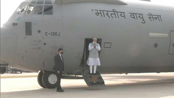 PM India Narendra Modi turun dari Hercules yang mendarat di jalan tol  