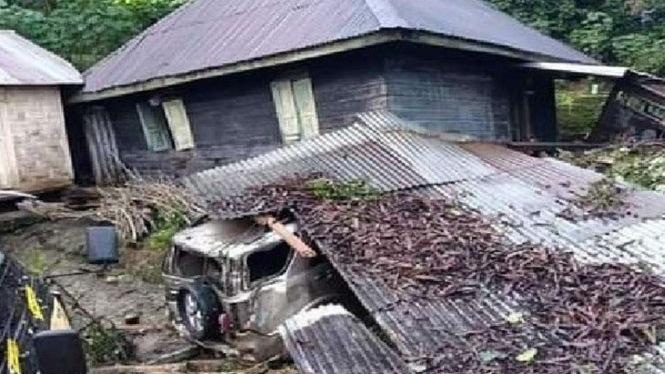 Rumah tertimpa longsor di Dusun III, Desa Rumah Kinangkung, Kecamatan Sibolangit, Kabupaten Deli Serdang, Sumatera Utara.