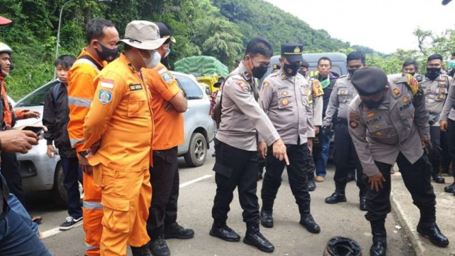 Polisi dan Basarnas mengecek lokasi hilangnya Yana Supriatna