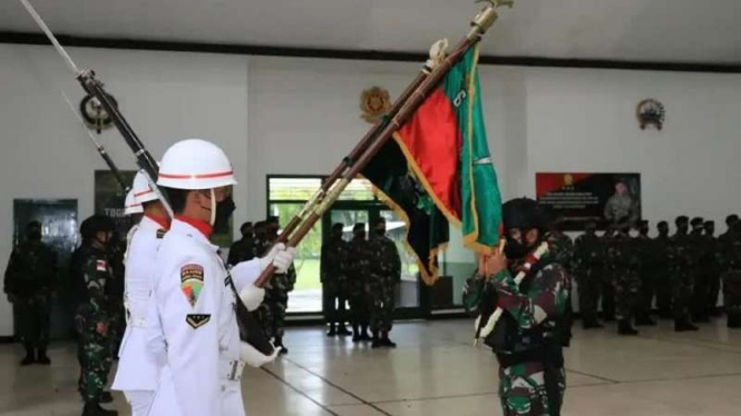 VIVA Militer: Danbrigif Mekanis Raider 6 Kostrad cium Panji Satuan TNI 