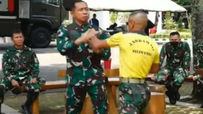 VIVA Militer: Mayjen TNI Agus Subiyanto melakukan pertarungan jarak dekat