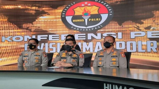 Kepala Bagian Penerangan Umum Divisi Humas Polri Kombes Pol Ahmad Ramadhan (tengah) memberikan keterangan pers di Gedung Divisi Humas Polri, Jakarta, Jumat, 19 November 2021.