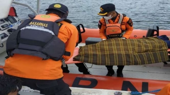 Korban meninggal dunia nahkoda speedboat Kejaksaan Negeri Wakatobi Herianto Jaelani dievakuasi oleh tim Basarnas, Jumat, 19 November 2021.
