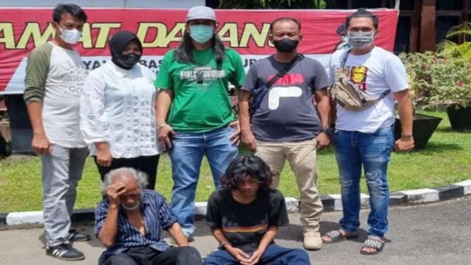 Dua dari empat tersangka pemerkosa dua perempuan kakak-adik di Kota Padang, Sumatera Barat, yang sudah ditangkap oleh polisi, Rabu, 17 November 2021.