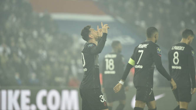 Lionel Messi merayakan gol debut bersama PSG di Ligue 1