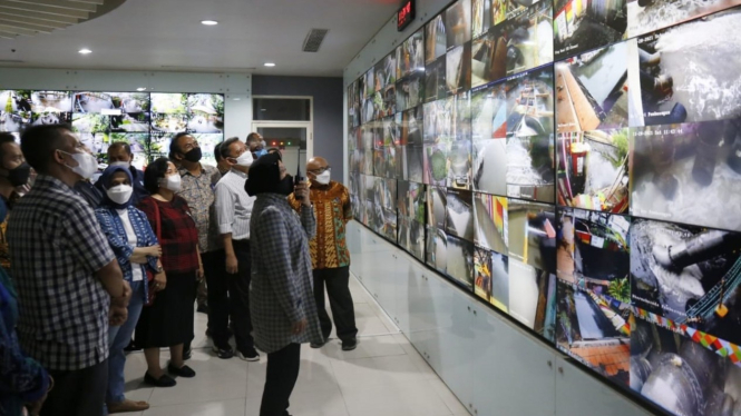Mensos Risma meninjau pelayanan Command Center Kota Surabaya (20/11)
