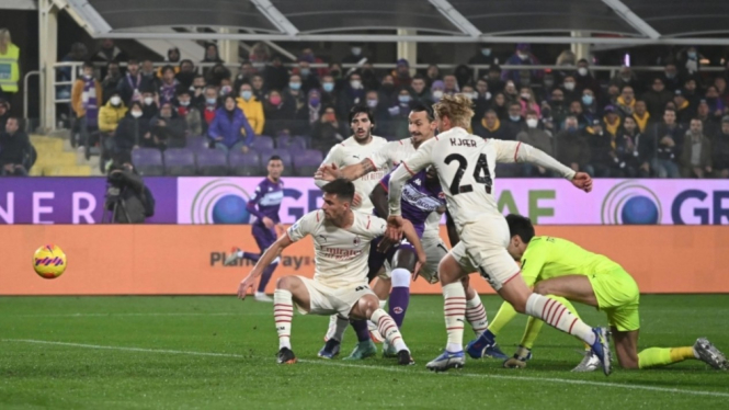 Pertandingan Fiorentina vs AC Milan di Serie A. 