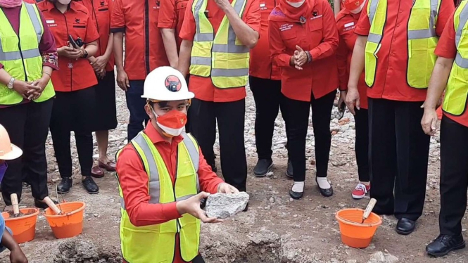 Wali Kota Solo Gibran melakukan peletakan batu pertama pembangunan kantor PDIP.