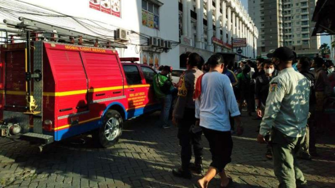 Polisi selamatkan pria bernama Hendrik yang hendak bunuh diri.