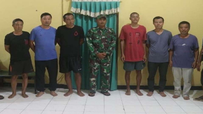 TNI menangkap WNA asal China yang tanpa dilengkapi dokumen resmi di Distrik Wapoga, Kabupaten Waropen, Papua. Mereka kedapatan menambang emas secara ilegal.