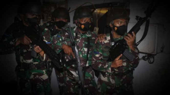 VIVA Militer: Prajurit TNI berlatih perang.