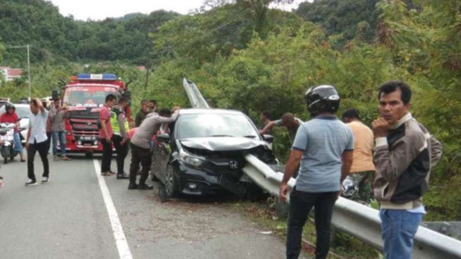 Kecelakaan di Aceh, Mobil Tertancap Pembatas Jalan.