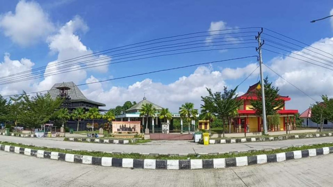 Bangunan-bangunan rumah ibadah enam agama yang dibangun sebagai salah satu fasilitas penunjang perhelatan olahraga Asian Games di Palembang, Sumatera Selatan, pada 2018.