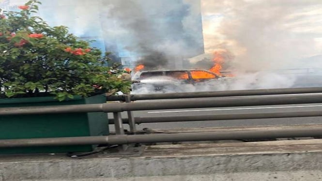 Mobil terbakar di Tol Cawang