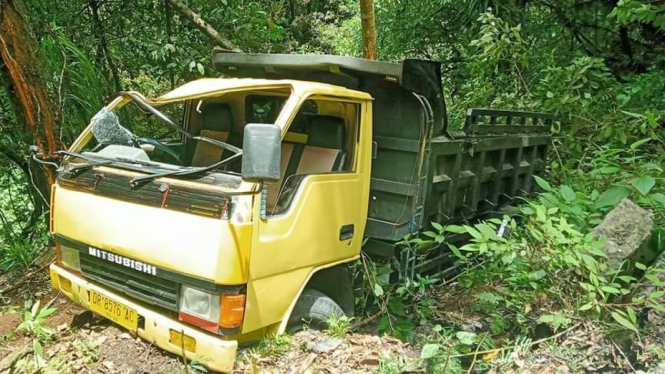 Truk masuk jurang di Lombok, NTB.