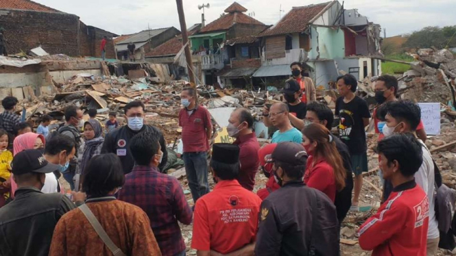 Sejumlah orang menyaksikan rumah-rumah ilegal warga digusur oleh aparat di Jalan Anyer Dalam, Kelurahan Kebon Waru, Kecamatan Batununggal, Kota Bandung, Jawa Barat.