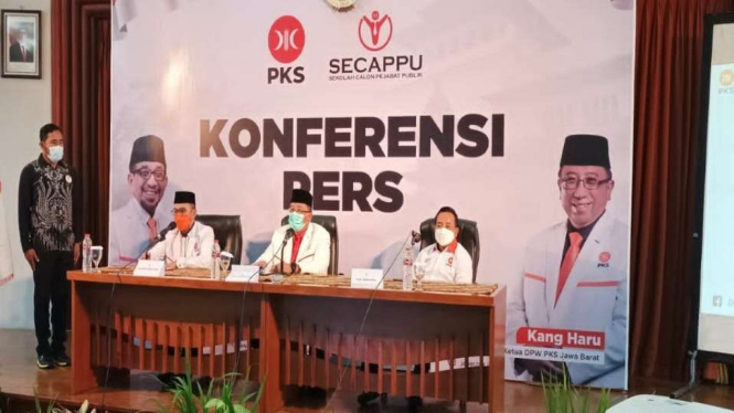 Ketua PKS Jawa Barat Haru Suandharu menyampaikan keterangan pers tentang pendaftaran sekolah calon pejabat publik untuk kepala daerah dan anggota legislatif di Bandung, Jawa Barat, Senin, 22 November 2021.