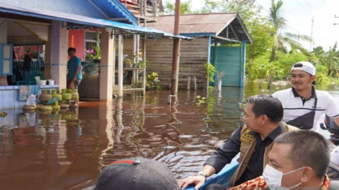 Bupati Kapuas Hulu Fransiskus Diaan saat meninjau kondisi banjir dan warga terdampak banjir di kawasan pesisir Sungai Kapuas, wilayah Kapuas Hulu, Kalimantan Barat, Selasa, 23 November 2021.