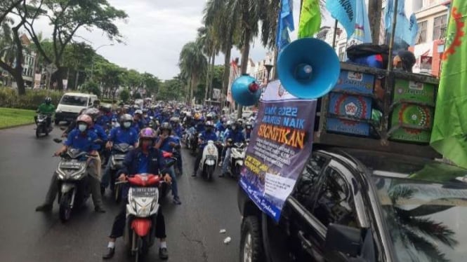 Ratusan buruh di Tangerang Raya turun ke jalan kawal sidang pleno UMK.
