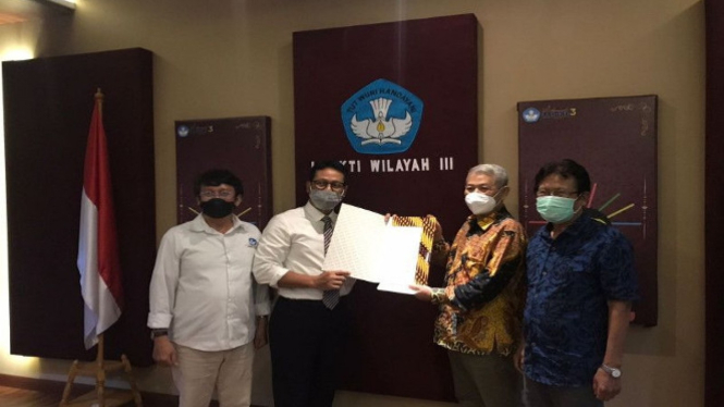 Penyerahan Izin Prodi Doktor dari Kepala LLDikti Prof Agus Setyo Budi ke Rektor Uhamka Prof Dr Gunawan Suryoputro.