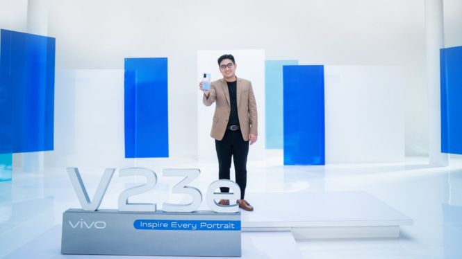 Senior Product Manager Vivo Indonesia Ricky Bunardi dengan Vivo V23e.