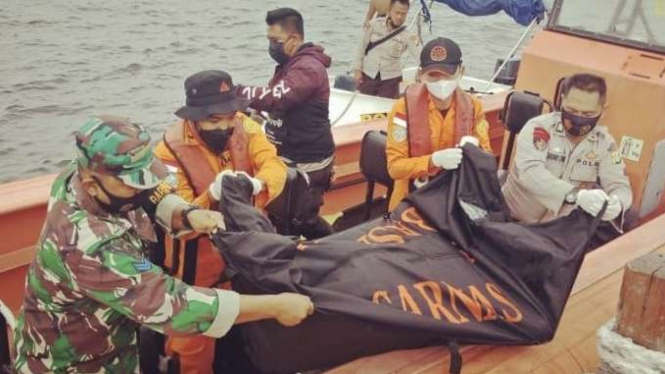 VIVA Militer: Posal TNI AL dan Pol Airud evakuasi mayat di Pantai Mutiara 