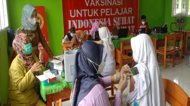 Vaksinasi massal untuk pelajar di Lampung