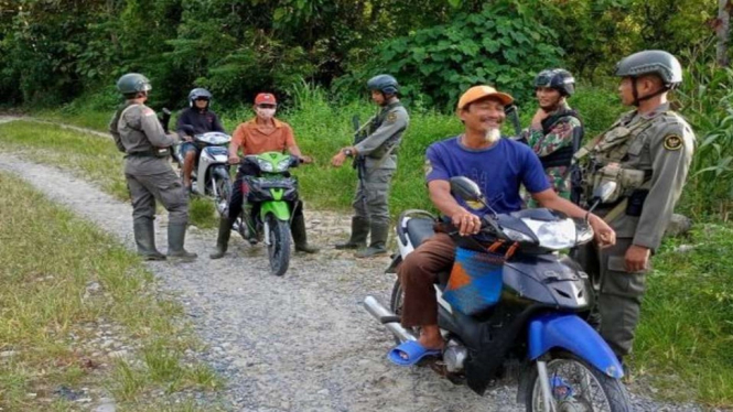 Satgas Madago Raya menggelar razia dan pemeriksaan di jalur menuju pegunungan Dusun V, Desa Tanalanto, Kecamatan Torue, Kabupaten Parigi Moutong, Sulawesi Tengah, Rabu, 24 November 2021.