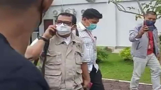 Dekan Fakultas Ilmu Sosial dan Politik Universitas Riau (Unri), berinisial SH, usai diperiksa oleh polisi dalam kasus dugaan pelecehan terhadap mahasiswinya di Markas Polda Riau.