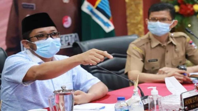 Wali Kota Padang Hendri Septa (kiri) bersama Kepala Dinas Pemberdayaan Perempuan Perlindungan Anak Pengendalian Penduduk dan Keluarga Berencana Kota Padang Editiawarman (kanan).