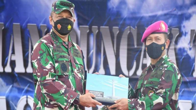 Kepala Staf TNI Angkatan Udara Marsekal TNI Fadjar Prasetyo (Kiri)