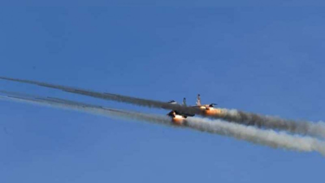 VIVA Militer: Jet tempur Sukhoi Su-27 TNI Angkatan Udara menembakkan rudal