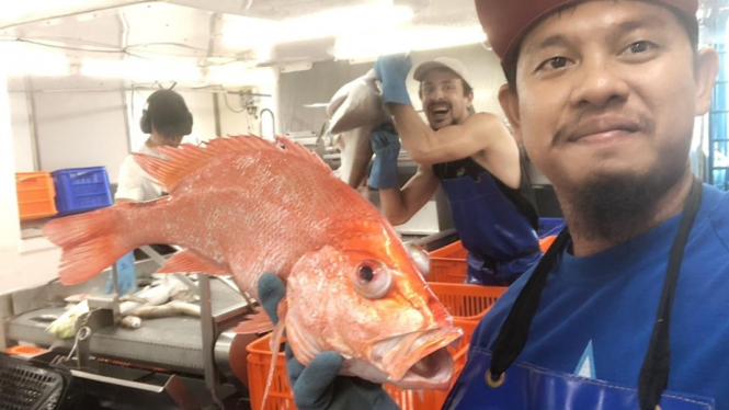 Nelayan asal Indonesia Aslam Yusuf bekerja di salah satu kapal ikan yang berbasis di Darwin, Australia, sejak Agustus 2021.Â  ()