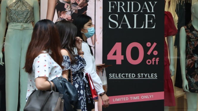 Belanja obral Black Friday semakin populer di Australia bagi konsumen untuk membeli barang dengan harga diskon. (ABC News: John Gunn)