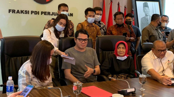 Anggiat Pasaribu bertemu dengan ibunda Arteria Dahlan, di Gedung DPR. Anggiat Pasaribu bertemu dengan ibunda Arteria Dahlan, di Gedung DPR.