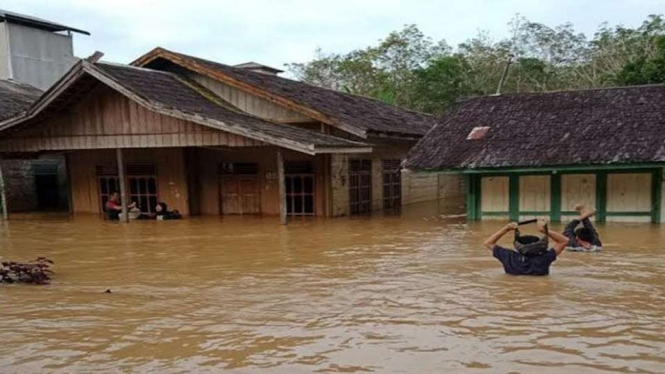 Banjir merendam sejumlah rumah warga di Desa Benangin I, Kecamatan Teweh Timur, Kabupaten Barito Utara, Kalimantan Tengah, Kamis, 25 November 2021.