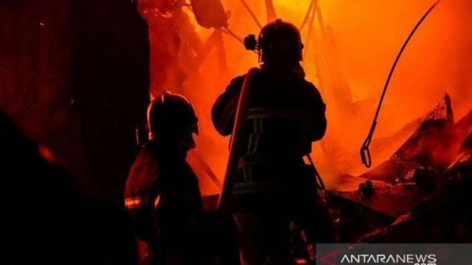 Los bomberos intentaron apagar el fuego. (Foto ilustrativa)