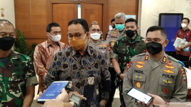 Gubernur DKI Jakarta Anies Baswedan  (tengah)