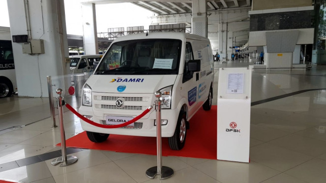 Damri menguji mobil listrik DFSK Gelora E. Damri menguji mobil listrik DFSK Gelora E.