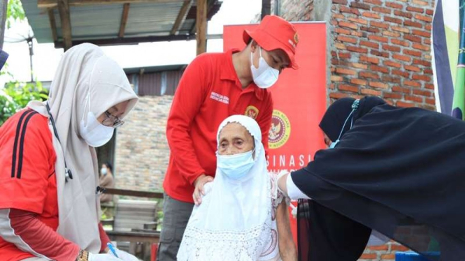 Vaksinasi lansia di Sumatera Utara