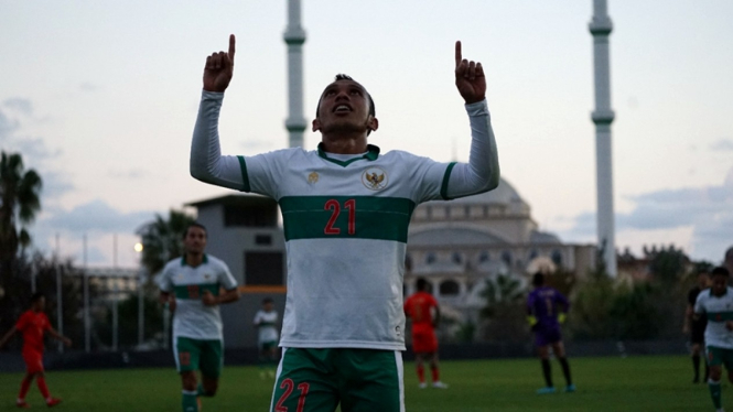 Irfan Jaya usai mencetak gol untuk Timnas Indonesia