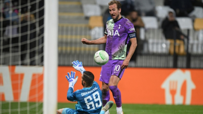 Harry Kane mencetak gol dalam pertandingan Tottenham Hotspur melawan Mura